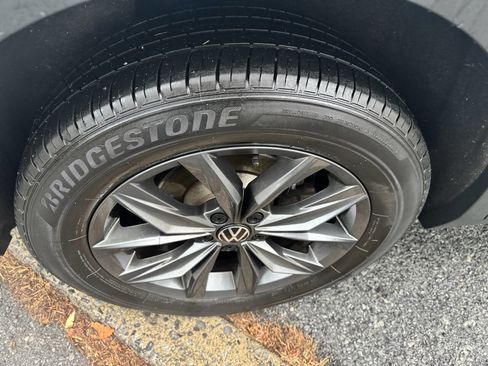 Used 2024 Volkswagen Tiguan SE AWD/4WD image 39