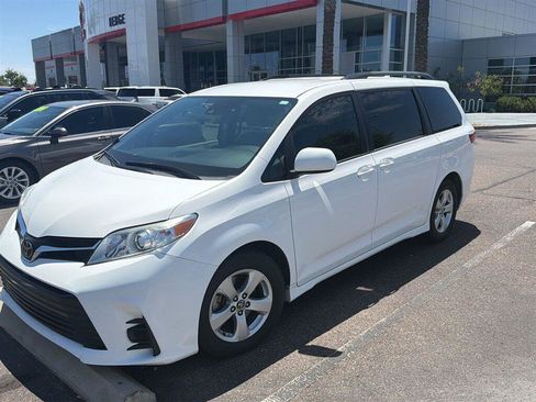Used 2018 Toyota Sienna LE w/ Carpet Mat Package FWD image 2