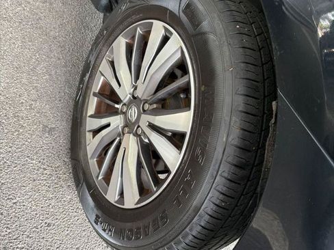 Used 2017 Nissan Pathfinder SV FWD image 12