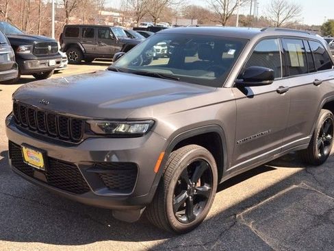 Used 2023 Jeep Grand Cherokee Altitude image 4