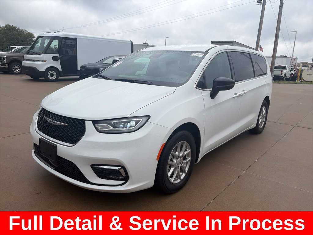 Used 2025 Chrysler Pacifica Select FWD image 3