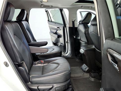 Used 2022 Toyota Highlander Limited image 18