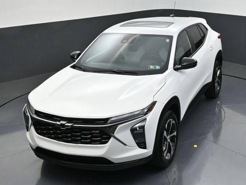 Certified 2025 Chevrolet Trax RS w/ Sunroof Package FWD image 43