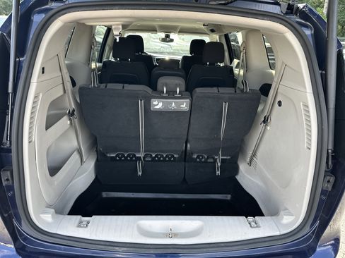 Used 2020 Chrysler Pacifica Touring image 21