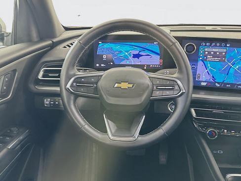 Used 2025 Chevrolet Traverse LT image 18