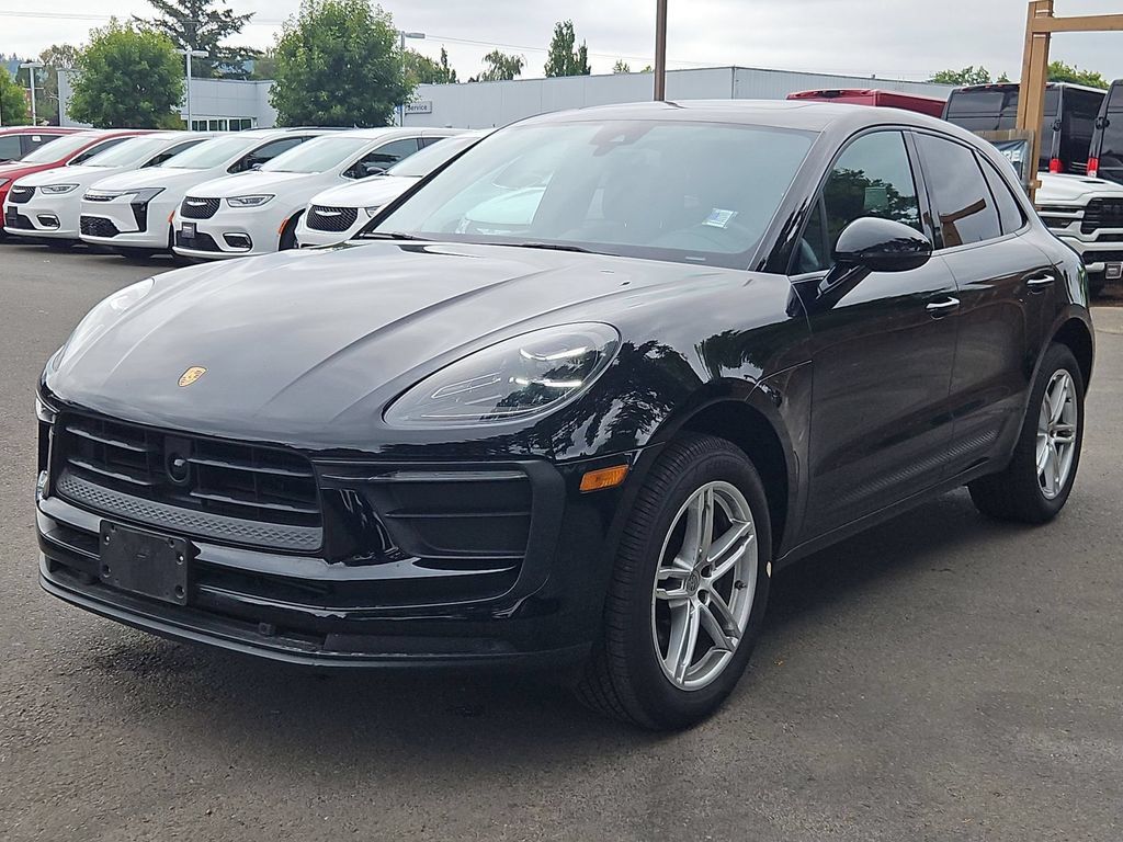 Used 2024 Porsche Macan AWD/4WD image 3