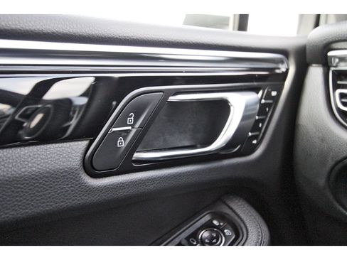 Used 2020 Porsche Macan S image 22