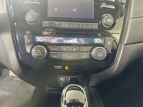 Used 2017 Nissan Rogue SV image 23