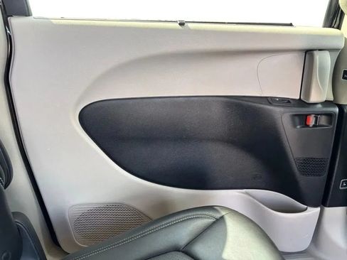Used 2024 Chrysler Pacifica Touring-L FWD image 27