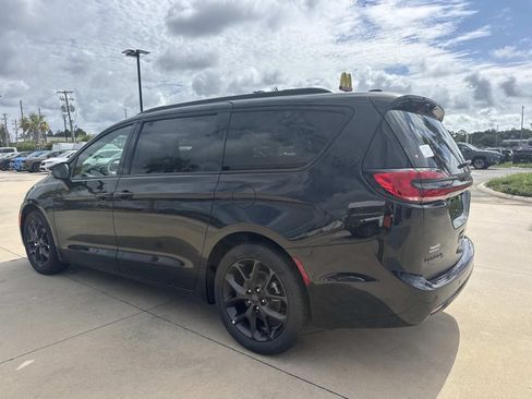 New 2027 Chrysler Pacifica Limited w/ S Appearance Package FWD image 5