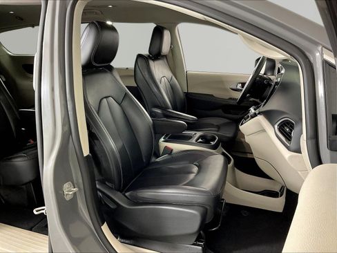 Used 2023 Chrysler Pacifica Touring-L FWD image 29