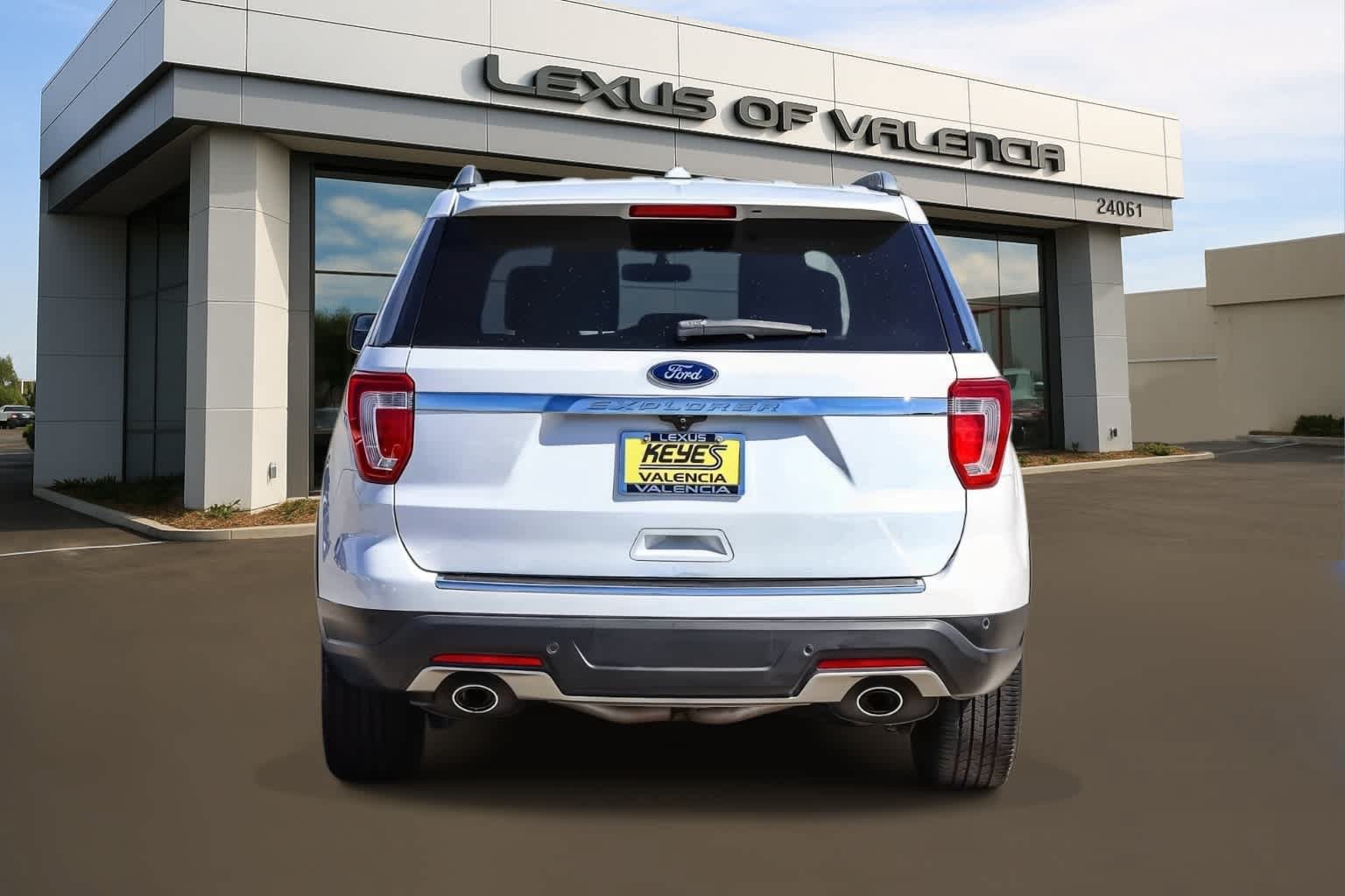 Used 2018 Ford Explorer XLT w/ Equipment Group 202A FWD image 3