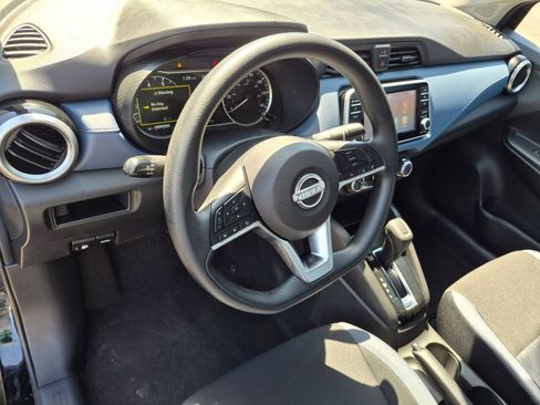Used 2025 Nissan Versa SV FWD image 11