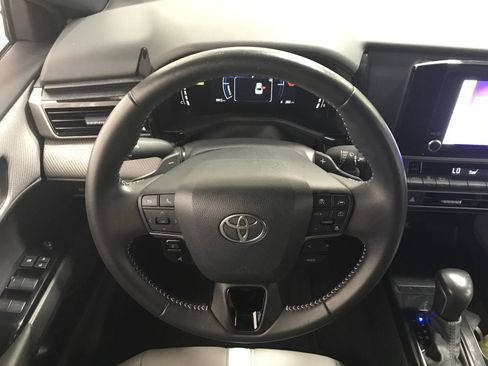 Used 2025 Toyota Camry SE FWD image 6