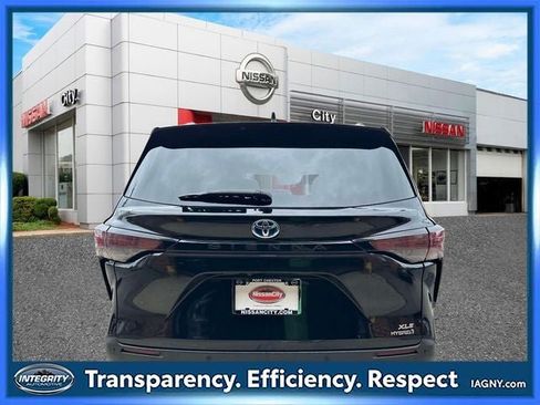 Used 2024 Toyota Sienna XLE FWD image 5