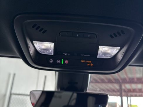 Used 2023 Chevrolet Traverse LT image 48