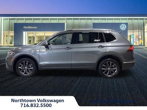 Used 2023 Volkswagen Tiguan SE FWD image 1