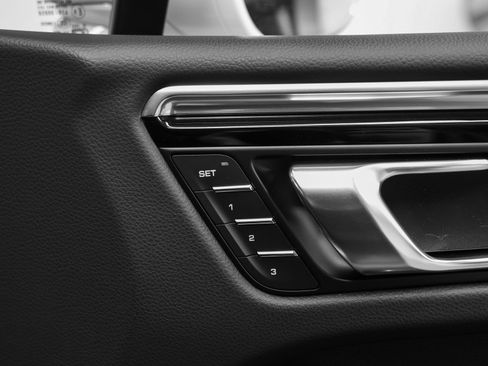 Certified 2026 Porsche Macan AWD/4WD image 21