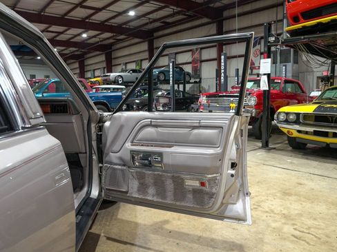 Used 1988 Lincoln Town Car Signature RWD image 35