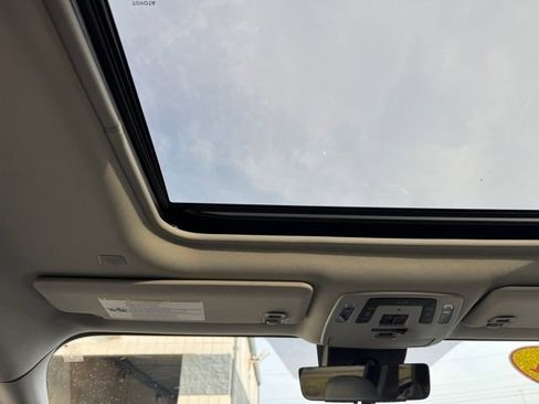 Used 2021 Toyota Sienna Limited image 17