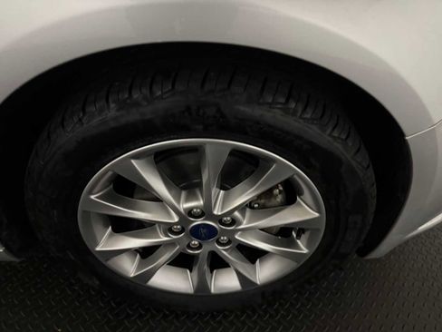 Used 2017 Ford Fusion SE w/ Fusion SE Technology Package image 12