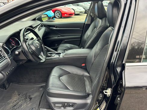 Used 2018 Toyota Camry XSE image 11