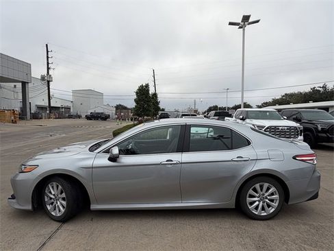 Used 2020 Toyota Camry LE image 8