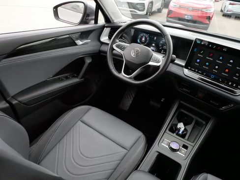 Used 2025 Volkswagen Tiguan SE w/ Panoramic Sunroof Package AWD/4WD image 9