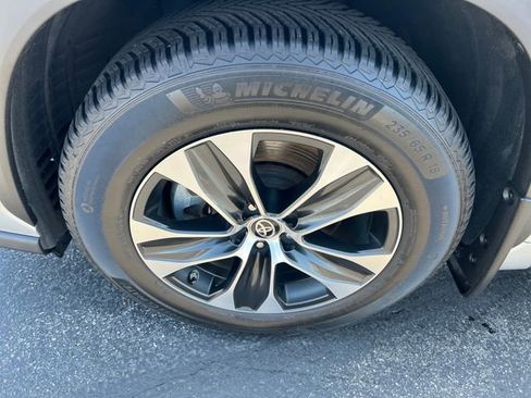 Used 2021 Toyota Highlander XLE image 40