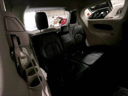 Used 2024 Chrysler Pacifica Limited FWD image 28