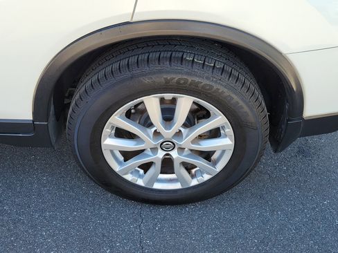 Used 2018 Nissan Rogue SV w/ Premium Package image 40