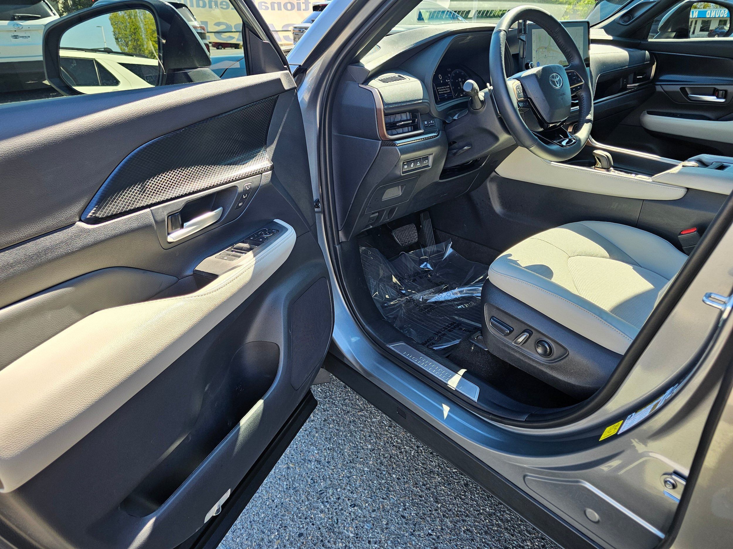Used 2025 Toyota Grand Highlander AWD Hybrid image 19