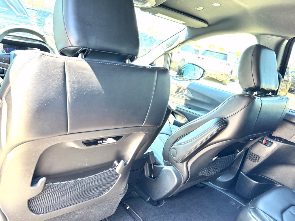Used 2025 Chrysler Pacifica Select FWD image 14