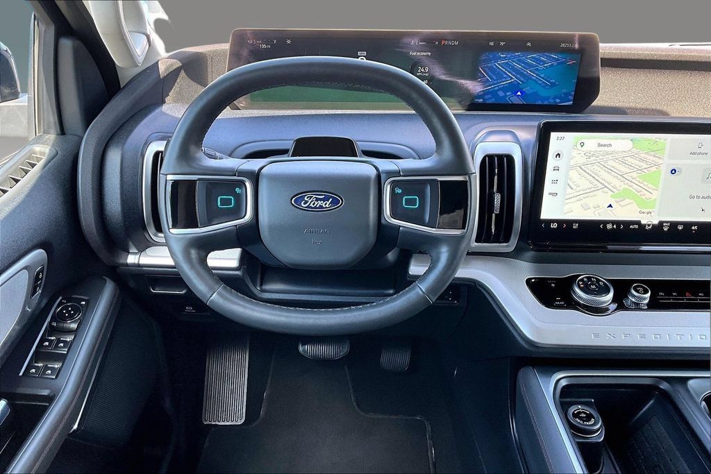 Used 2025 Ford Expedition Active RWD image 2