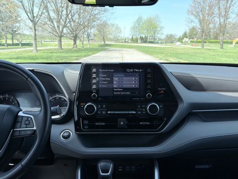 Used 2022 Toyota Highlander XLE image 5