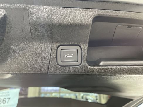 Used 2023 GMC Acadia SLT w/ Elevation Edition image 15