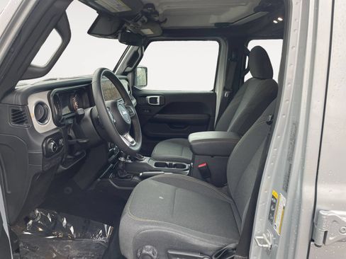 Used 2024 Jeep Wrangler Unlimited Sahara AWD/4WD image 9