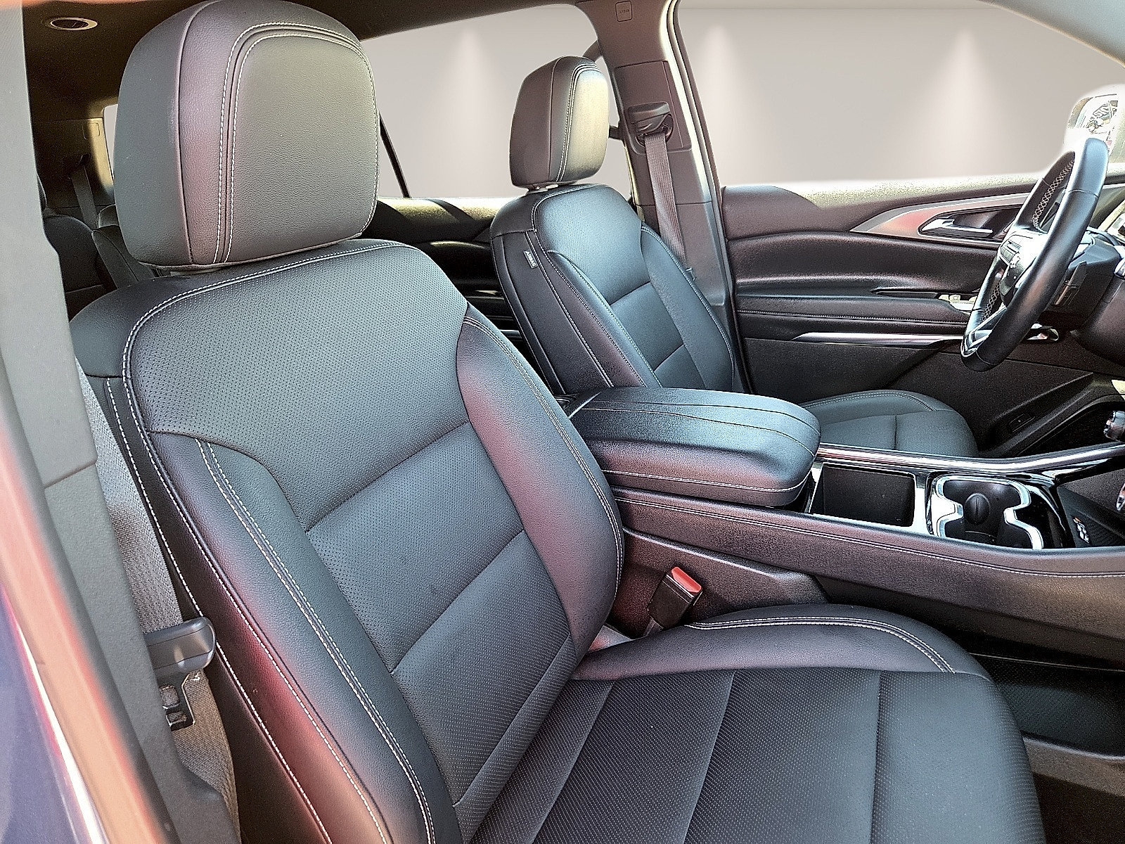 Used 2025 Chevrolet Traverse LT FWD image 8