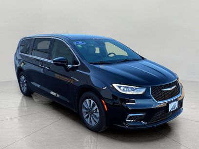 Used 2025 Chrysler Pacifica Select