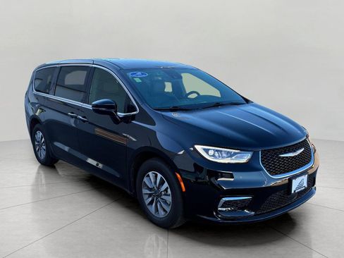 Used 2025 Chrysler Pacifica Select FWD image 1