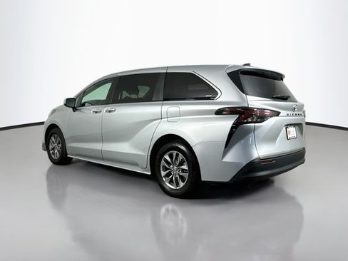 Certified 2024 Toyota Sienna XLE FWD image 5