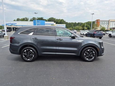 Used 2024 Kia Sorento S FWD image 2