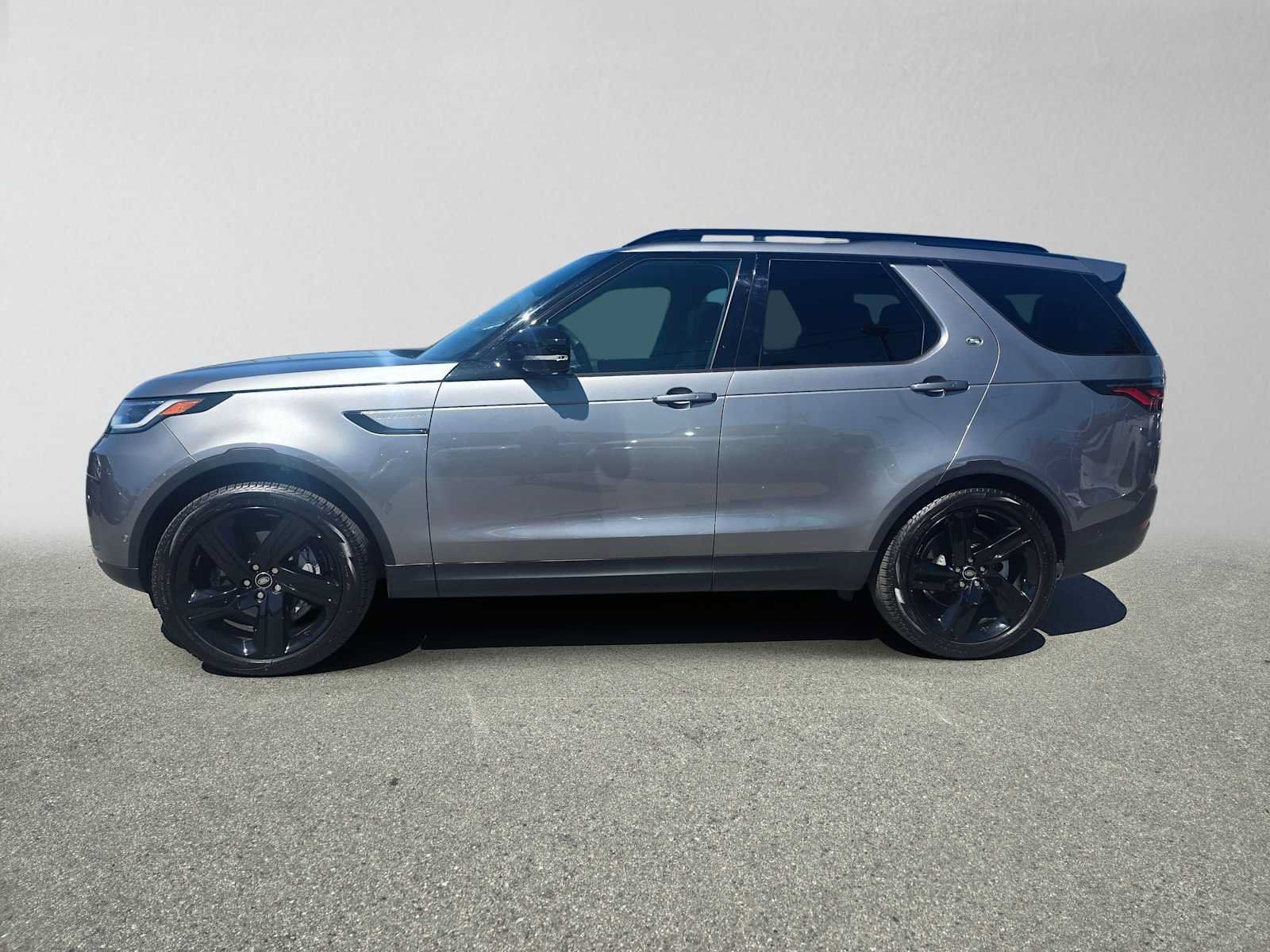 Used 2025 Land Rover Discovery S AWD/4WD image 2