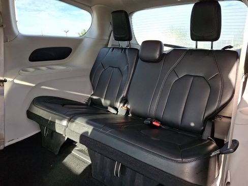 Used 2023 Chrysler Pacifica Touring-L FWD image 11