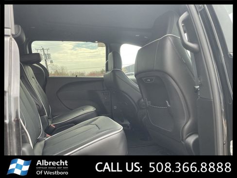 New 2026 Chrysler Pacifica Limited image 14