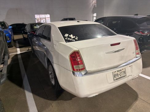 Used 2014 Chrysler 300 image 9