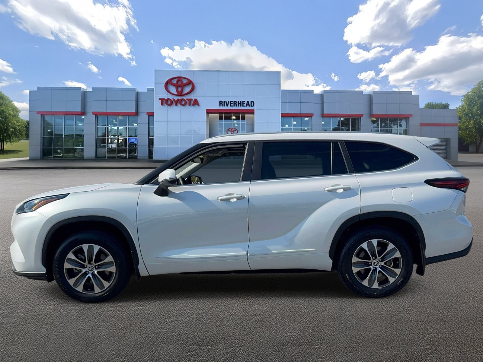 Used 2024 Toyota Highlander XLE AWD/4WD image 3