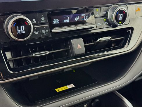 Used 2023 Toyota Highlander XLE AWD/4WD image 15