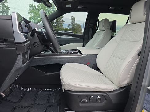Used 2026 Cadillac Escalade ESV V AWD/4WD image 10