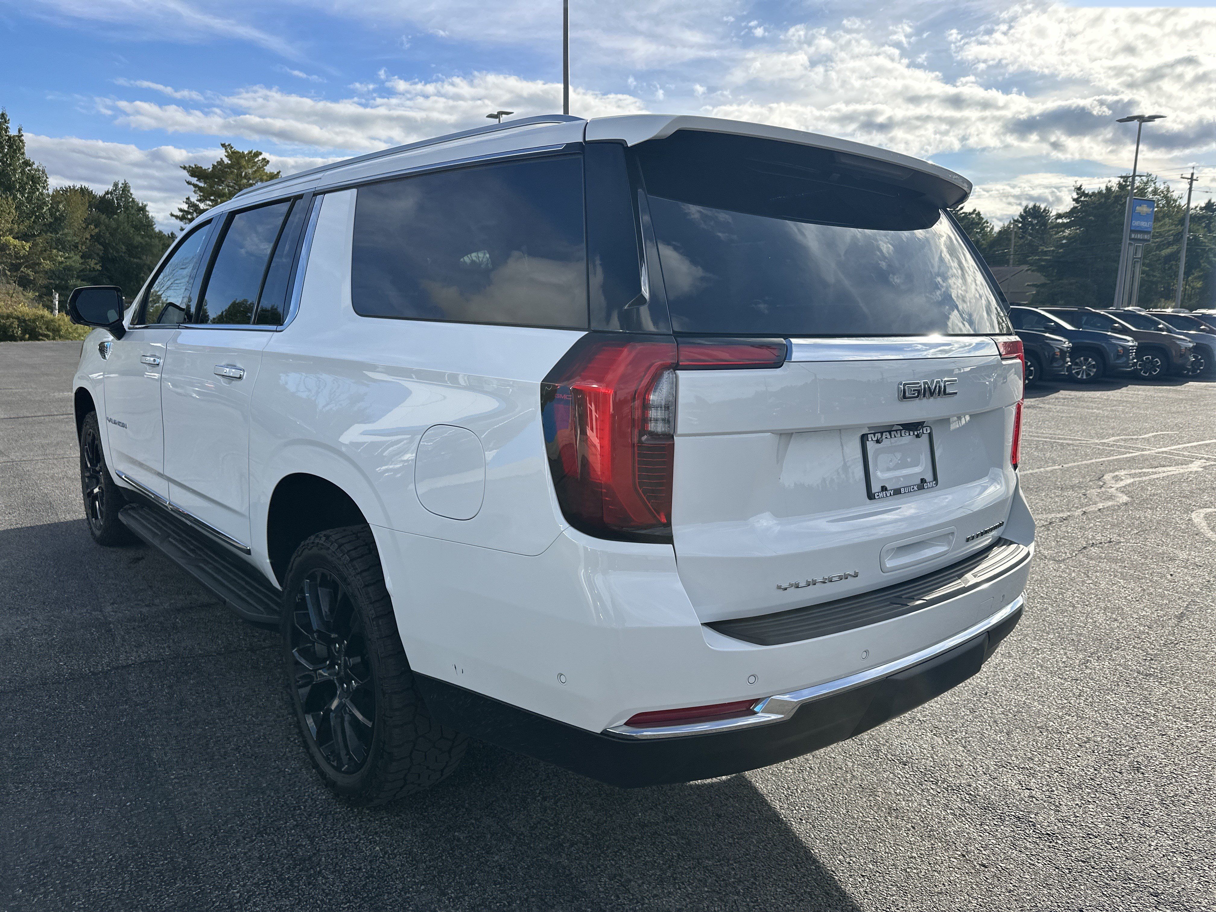Certified 2025 GMC Yukon XL Elevation w/ LPO, Elevation Black Package AWD/4WD image 5